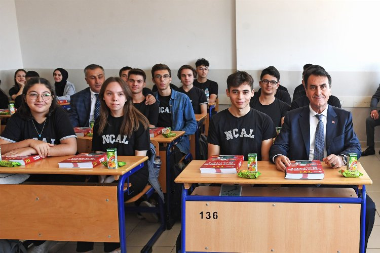 Bursa Osmangazi’de Başkan Dündar iki haftada 10 bin öğrenciyle buluştu