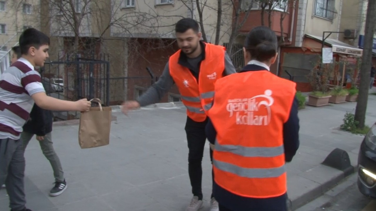 AK Partili milletvekili adayı Bağcılar’da trafikte vatandaşlara iftarlık dağıttı