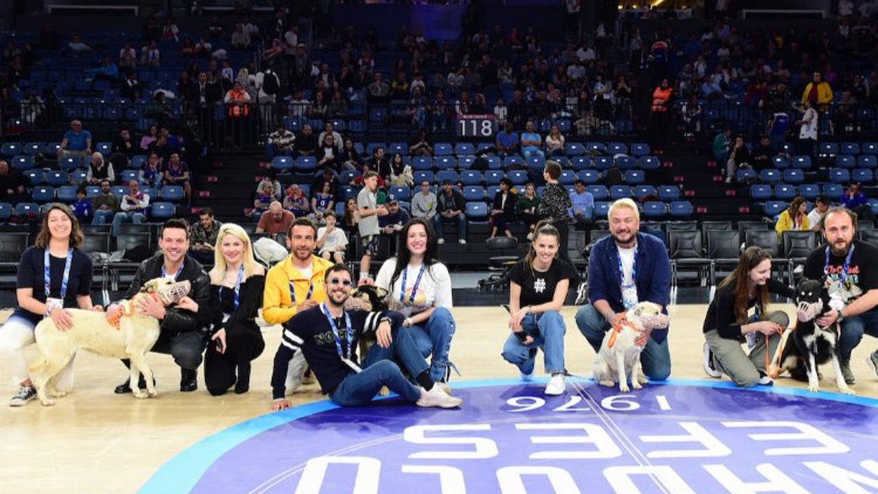 Anadolu Efes depremzede köpekleri ağırladı