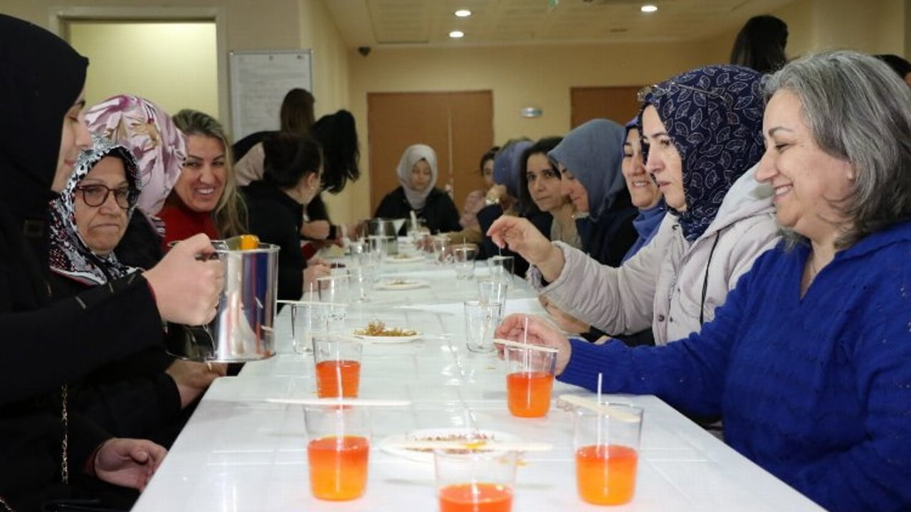 Anne Şehir'den kokulu mum yapımı