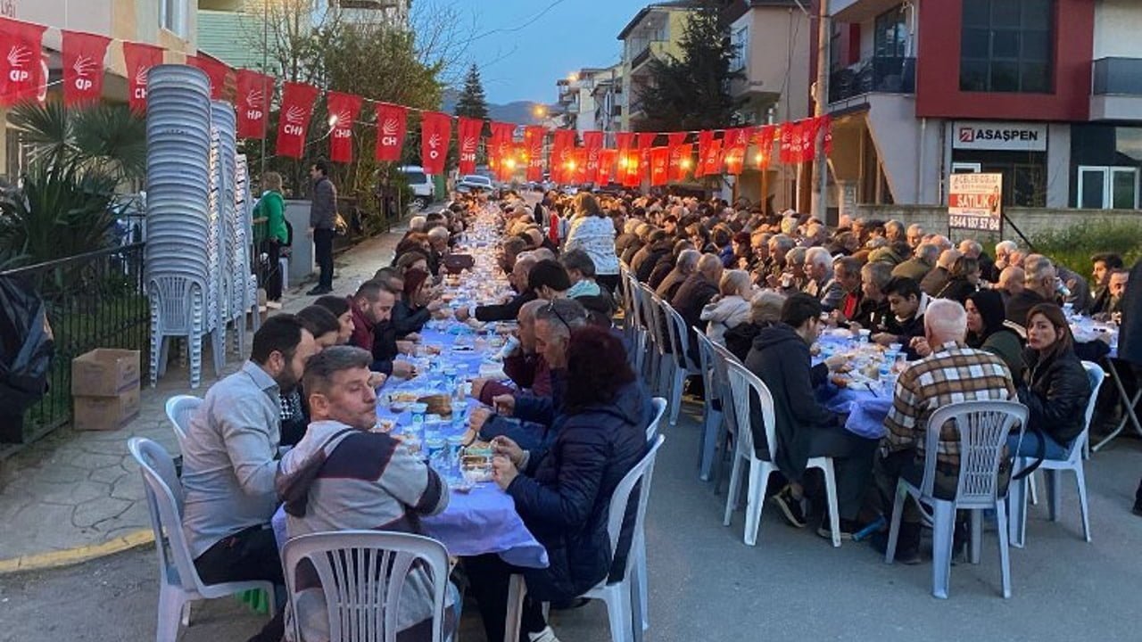 Başiskele’de CHP’den sokak iftarı