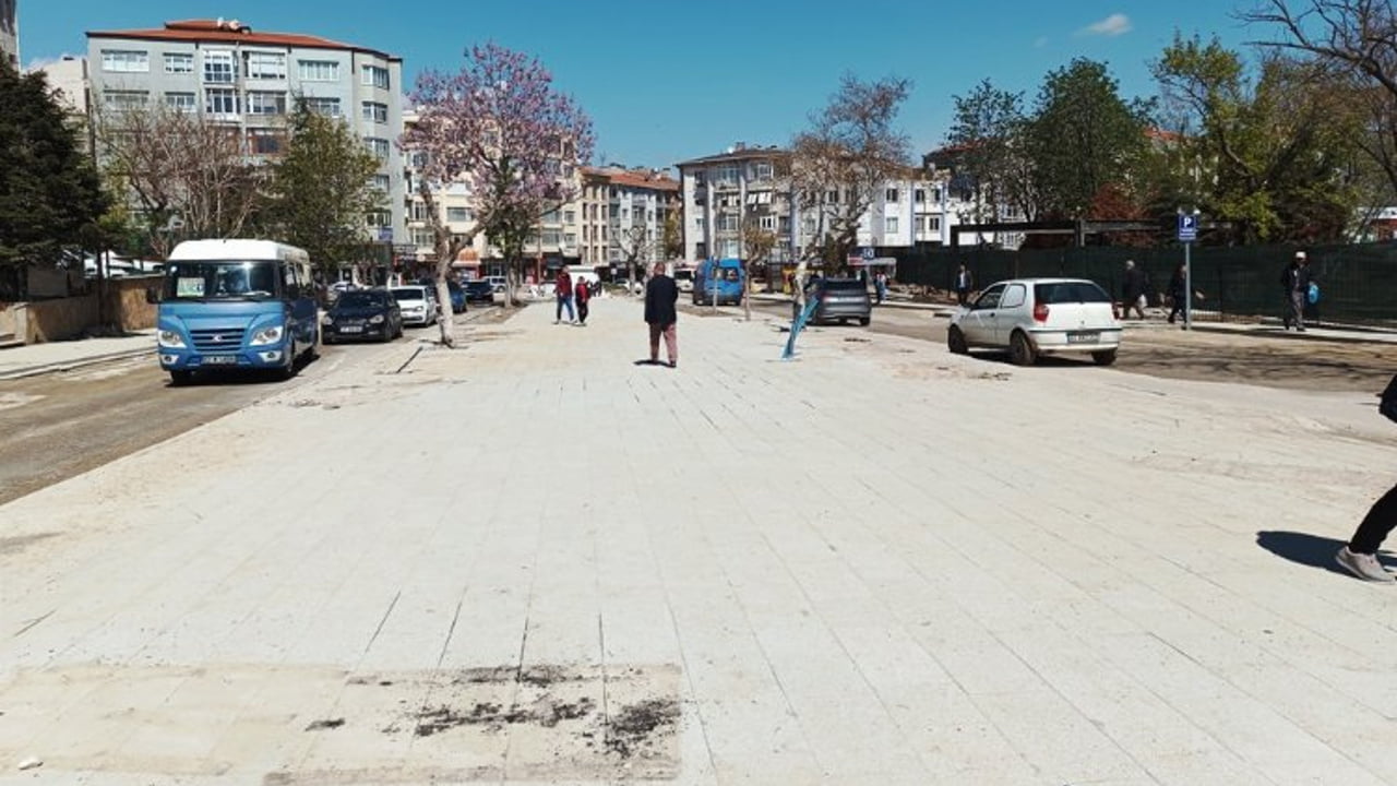 Edirne Keşan'da meydan depo gibiydi... Haberimiz sonrası kaldırıldı!