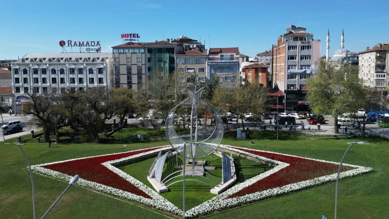 Gebze'de Togg'un logosu çiçeklerle işlendi