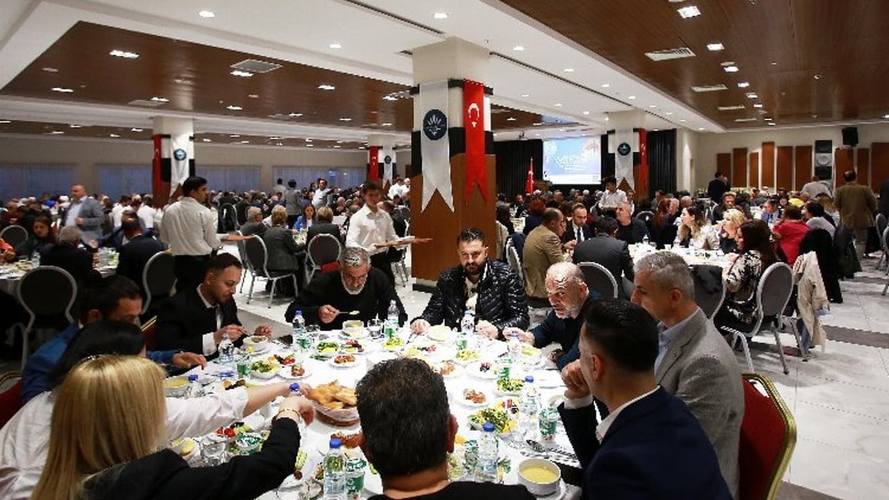 İzmir Karabağlar’da ilçe protokolü aynı sofrada buluştu