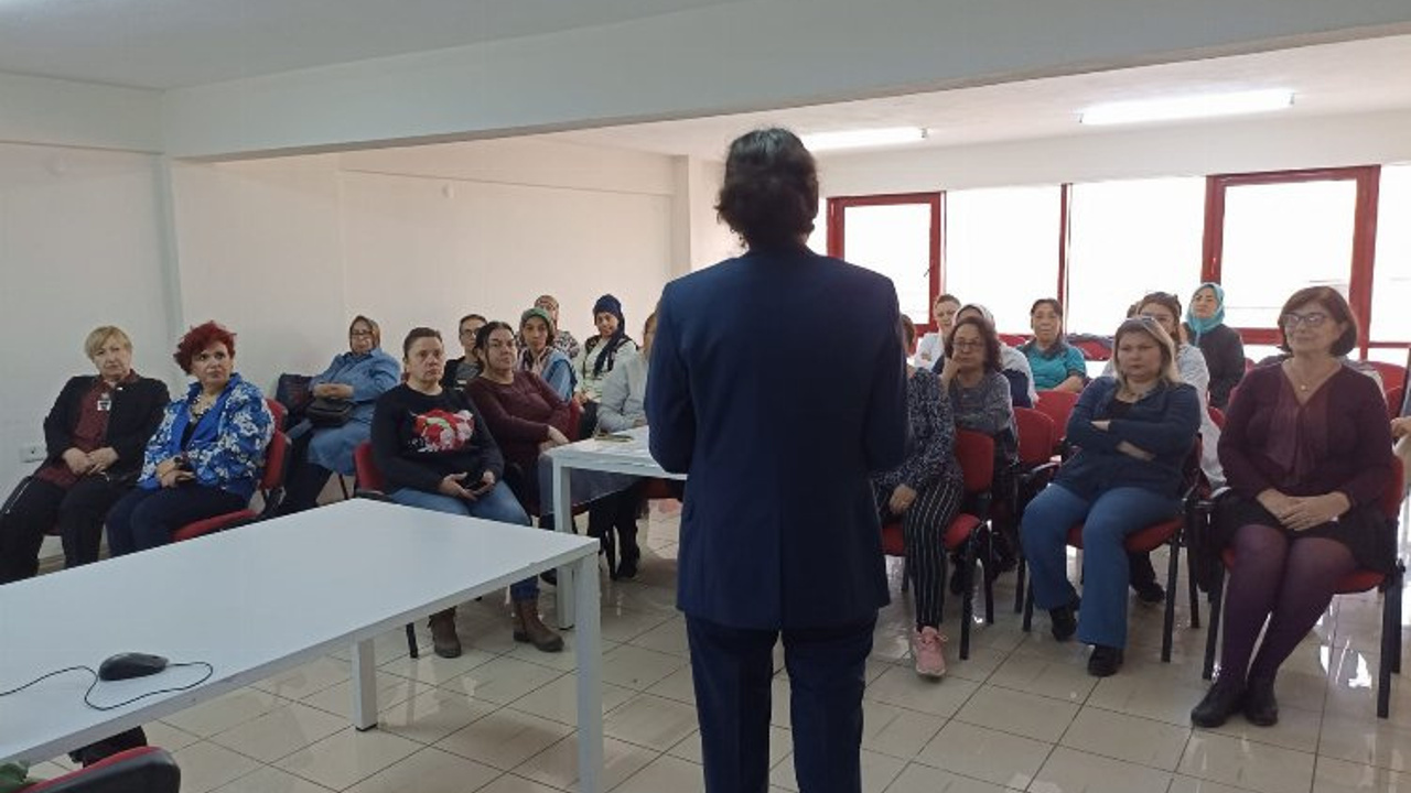 İzmir Konak'ın arka sokaklarındaki kadınlara 'madde bağımlılığı' eğitimi