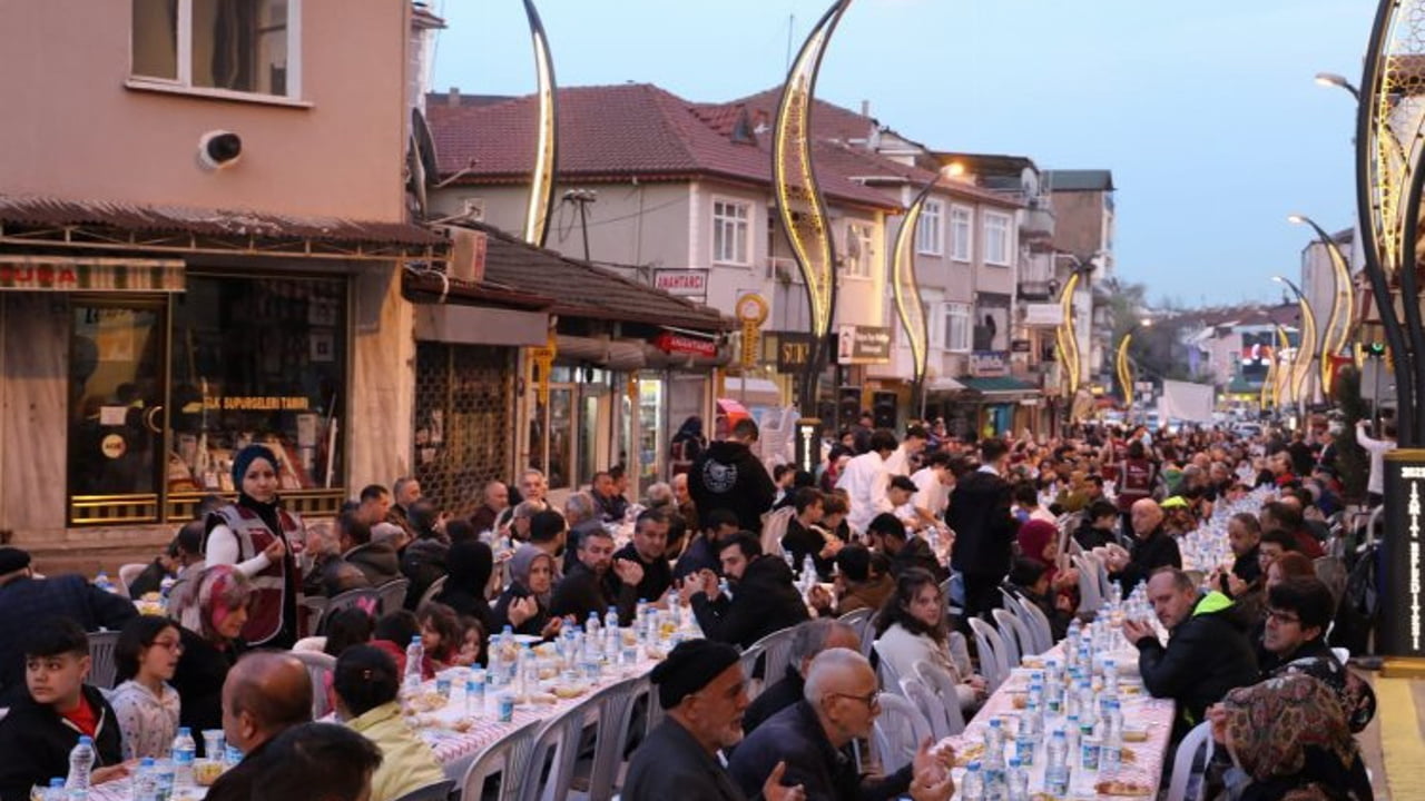 İzmit’in halk iftarına Kuruçeşmeliler akın etti