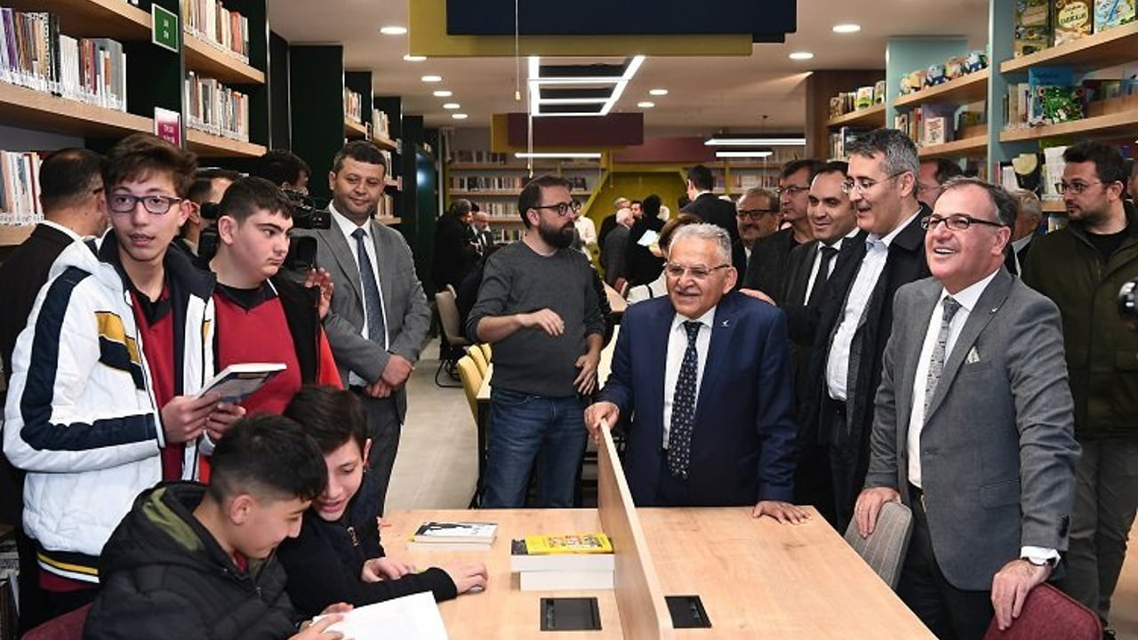 Kayseri Büyükşehir’den kütüphanesine “10 Numara” ilgi