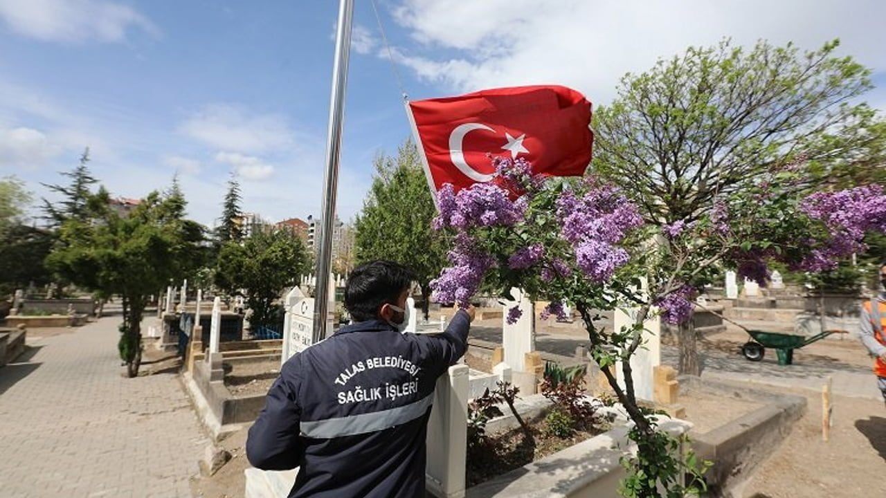 Kayseri Talas mezarlıklarında bayram temizliği