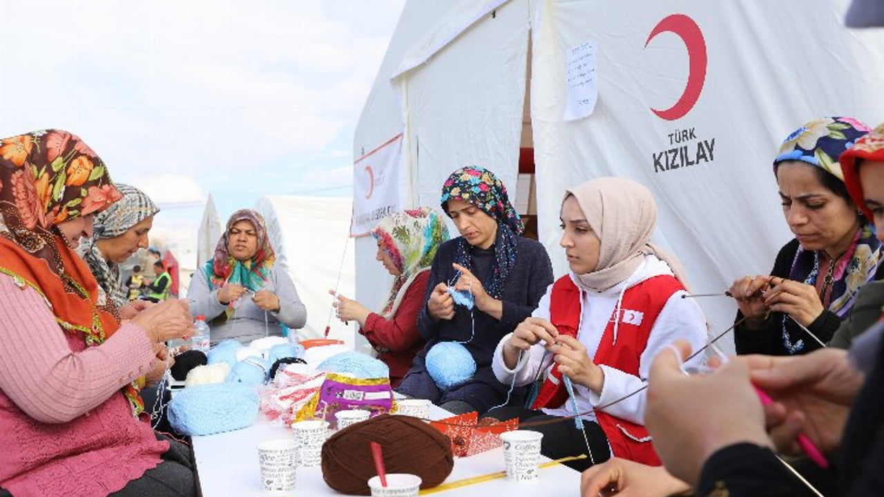 Kızılay depremzedeleri yalnız bırakmıyor