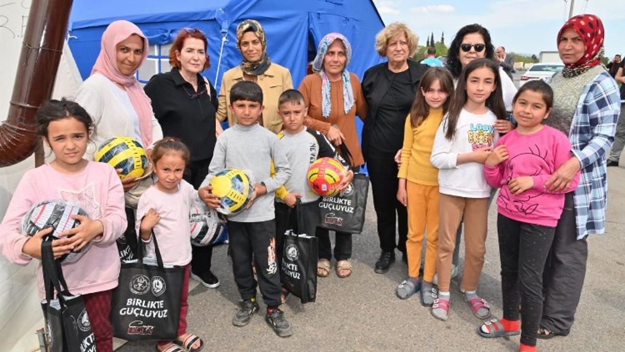 Manisa'da afet bölgesindeki çocuklara hediyeler