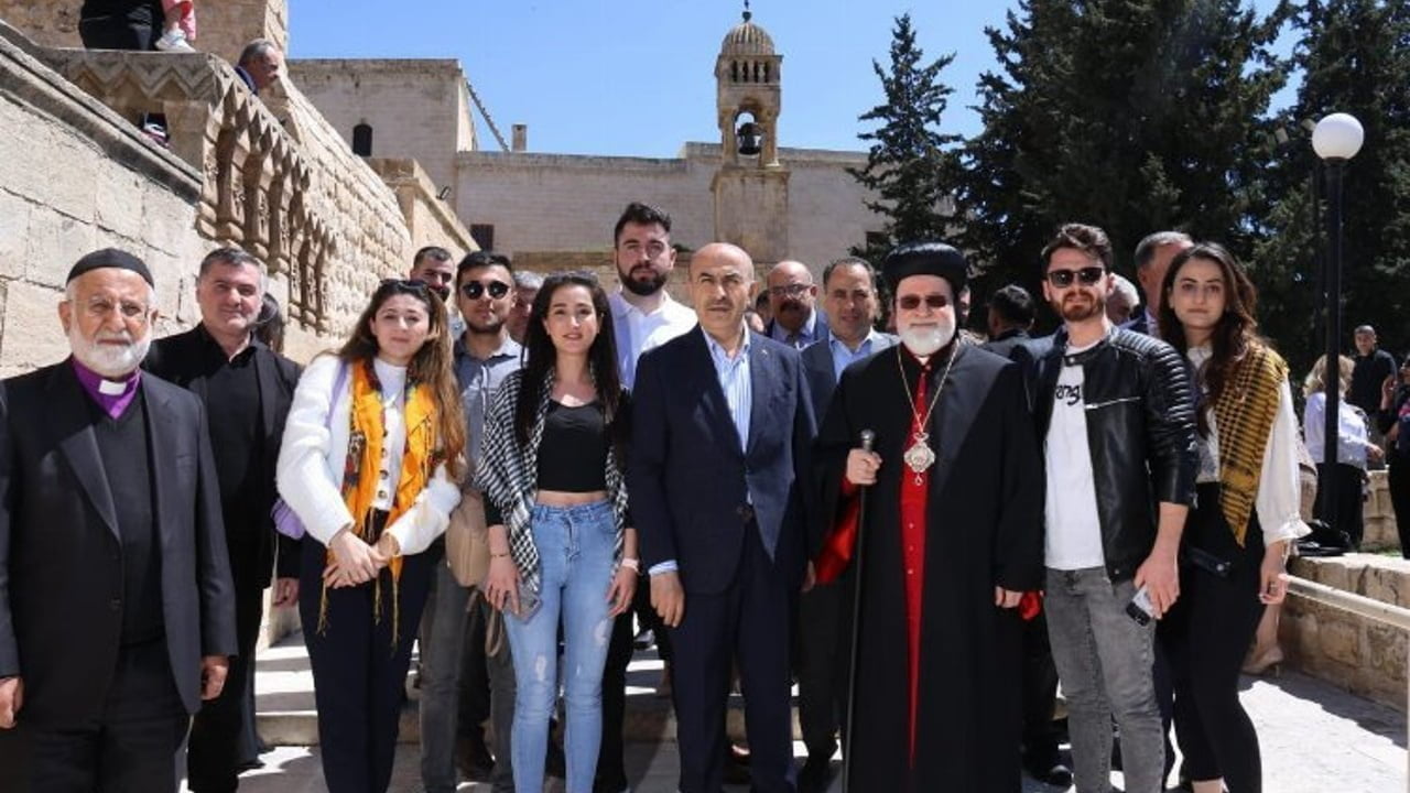 Mardin Valisi Mahmut Demirtaş’tan Süryanilere kutlama