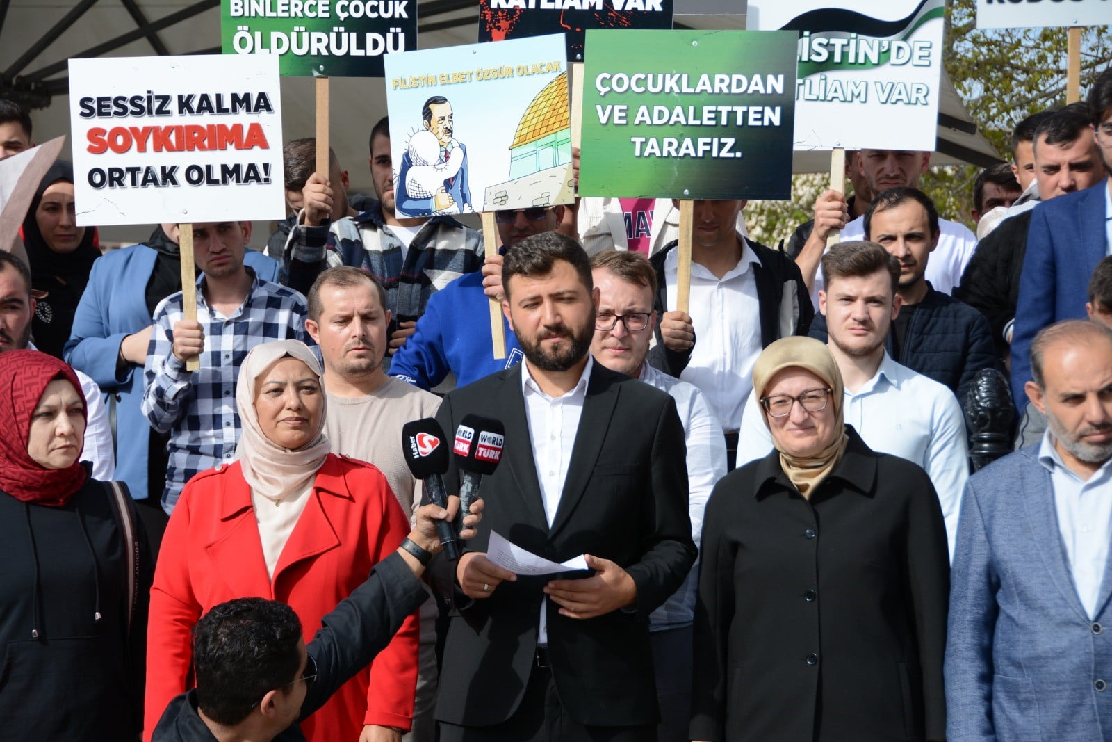  “NETAHYAHU SOYKIRIM SUÇU İŞLİYOR”