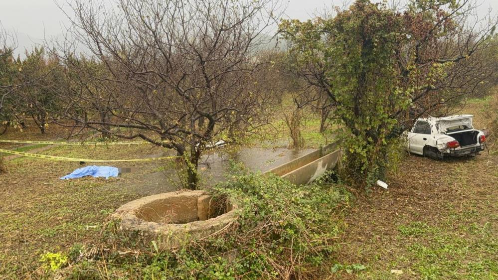 YAĞMURDA KAYIP KONTROLDEN ÇIKAN OTOMOBİL TARLAYA UÇTU: 1 ÖLÜ  