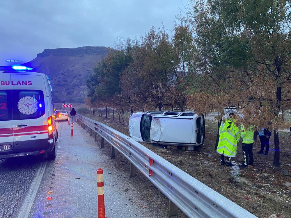 MANİSA’DA BARİYERLERE ÇARPAN ARAÇ YAN YATTI: 1 YARALI