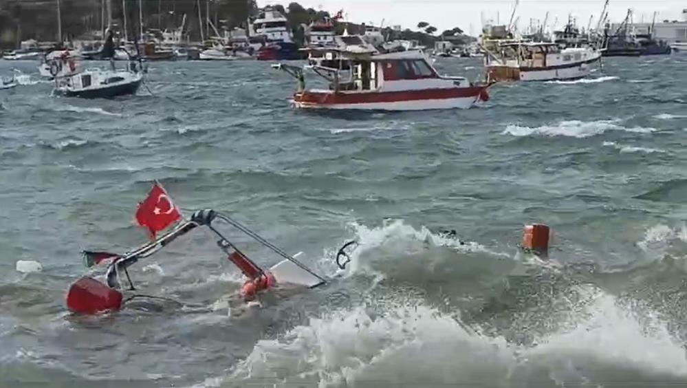 İZMİR FOÇA’DA FIRTINA BALIKÇI TEKNELERİNİ BATIRDI