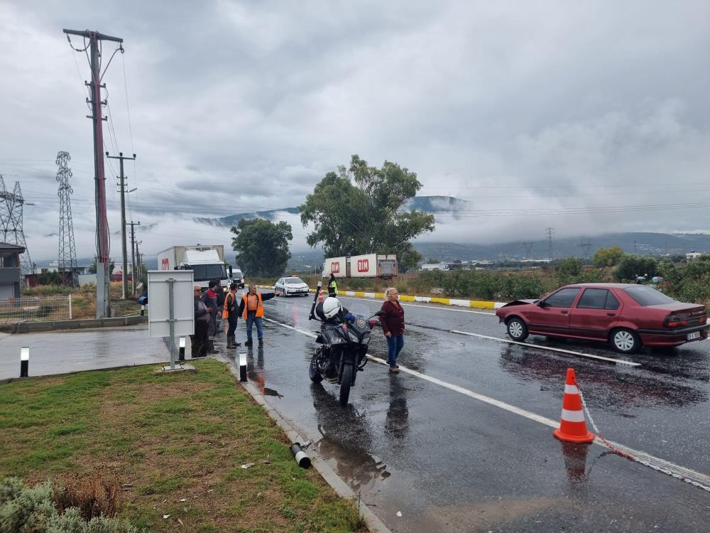 KAZA BÖYLE GELDİ, ARAÇLAR YOLDA METRELERCE KAYDI