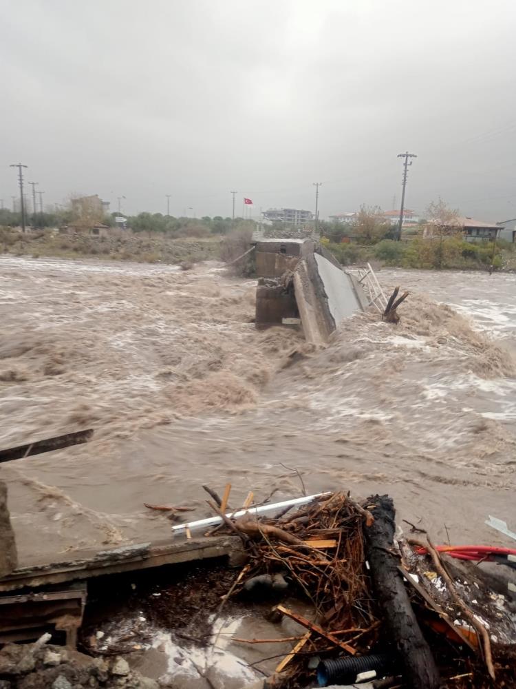 KÖPRÜ SAĞANAK YAĞIŞA DAYANAMADI