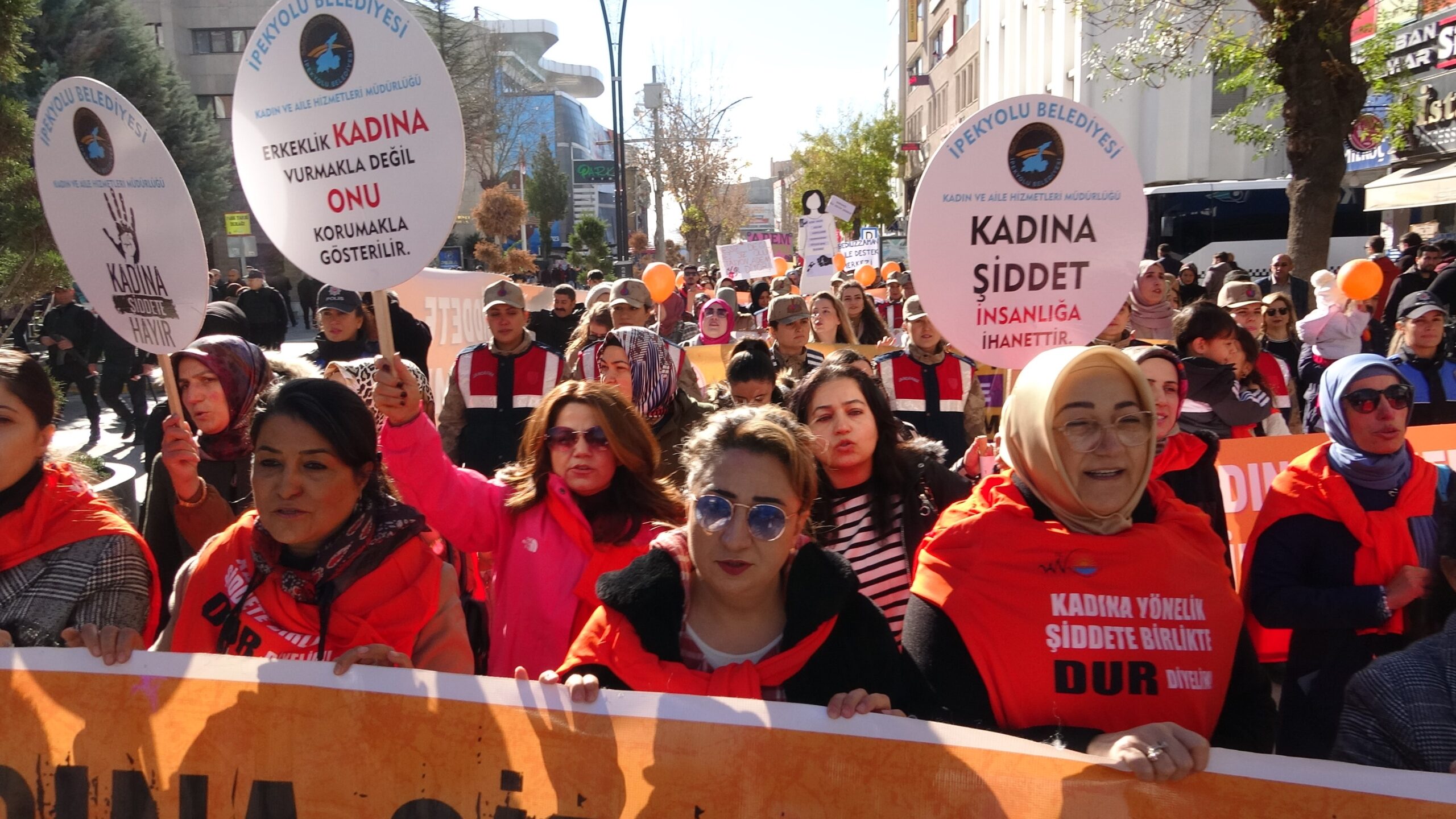 Van’da Kadına Şiddete Hayır Yürüyüşü Gerçekleştirildi