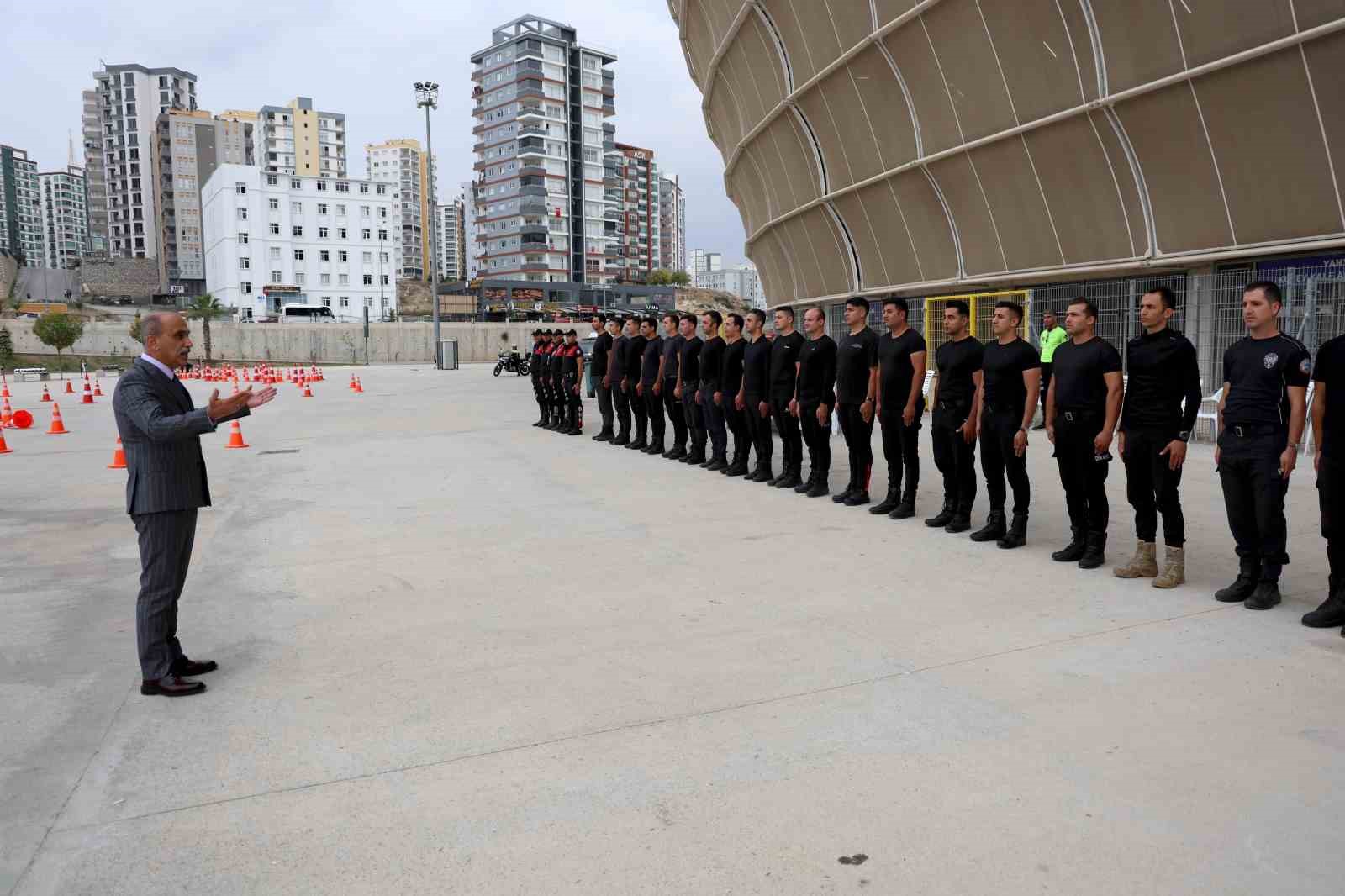 Adana’da yunus polislerinden nefes kesen gösteri