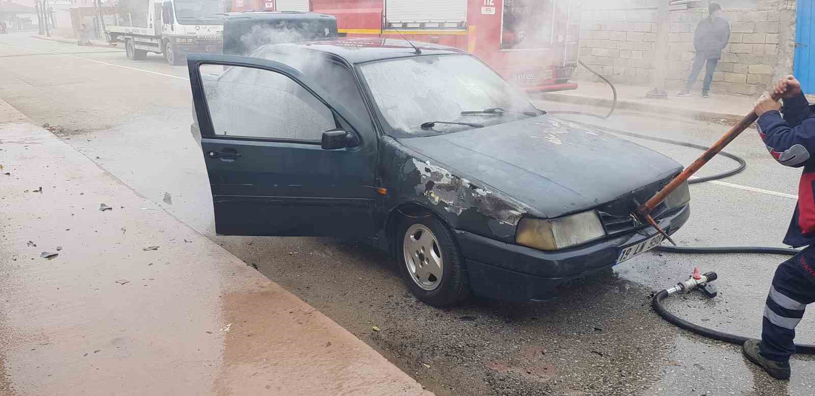 Çorum’un Alaca ilçesinde park halindeki otomobil yandı