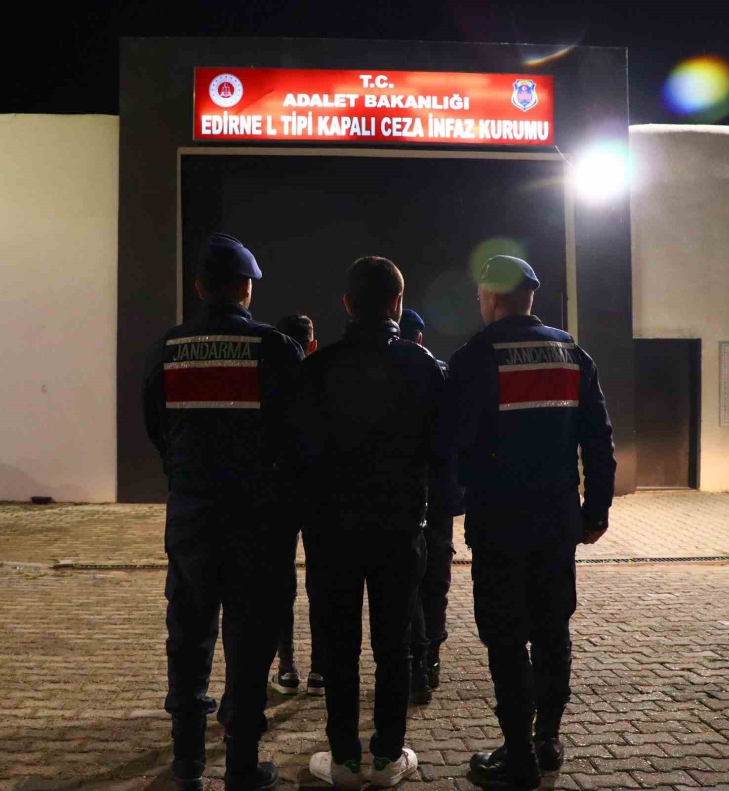 Edirne’de tekne motorlarını çaldığı iddiasıyla gözaltına alınan 5 şüpheliden 2’si tutuklandı