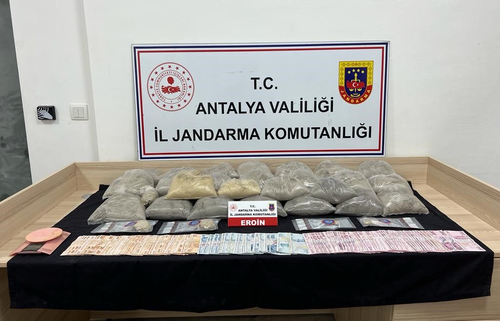 ANTALYA'DA  EVİNDE EROİN