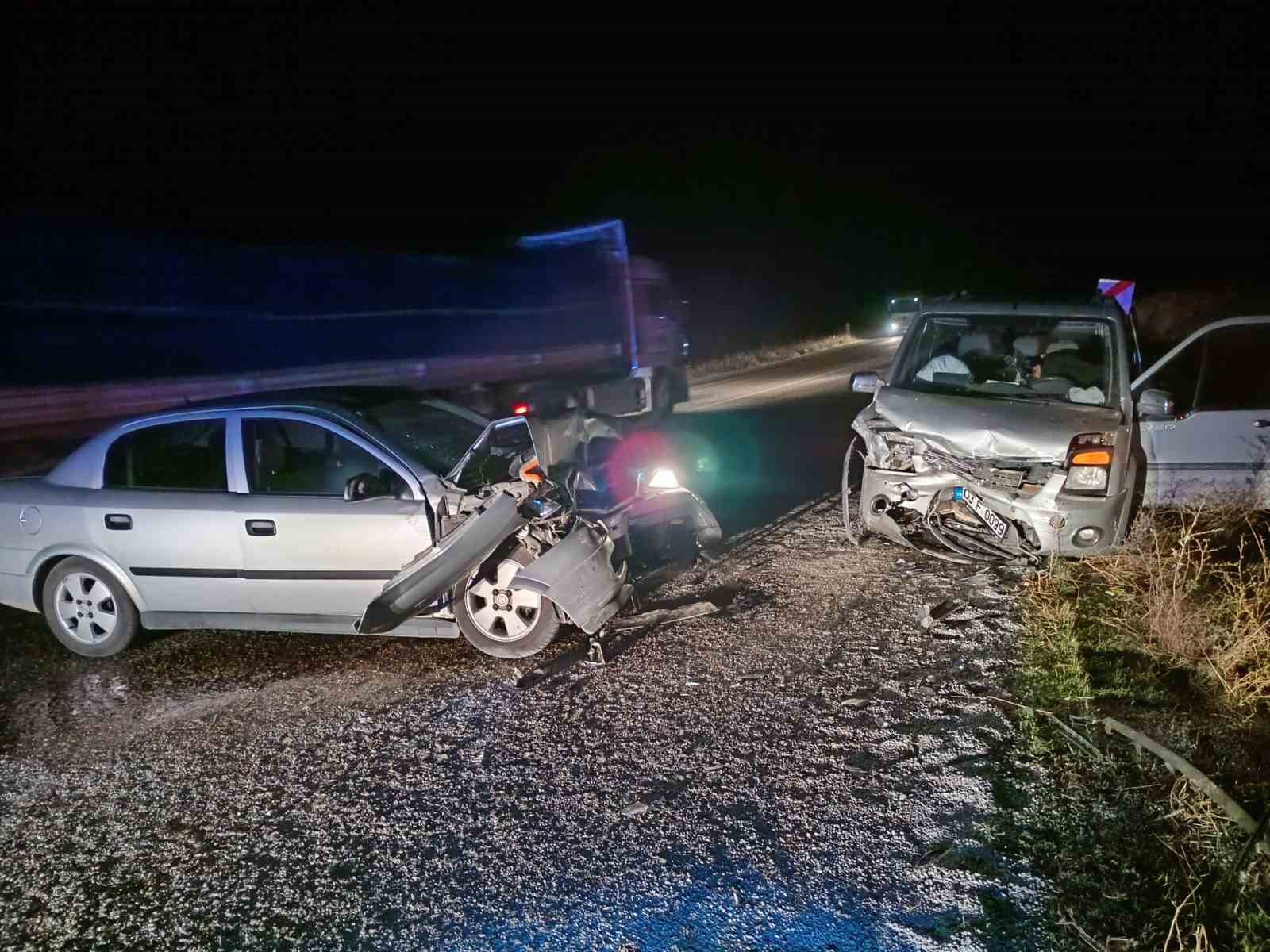 hafif ticari aracla otomobilin carpistigi kazada 2 kisi yaralandi 150decb - Marmara Bölge: Balıkesir Son Dakika Haberleri ile Hava Durumu