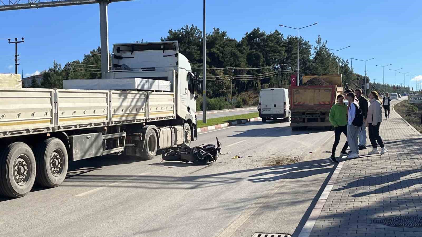 kamyona arkadan carpan motosiklet surucusu agir yaralandi 17b5793 - Marmara Bölge: Balıkesir Son Dakika Haberleri ile Hava Durumu