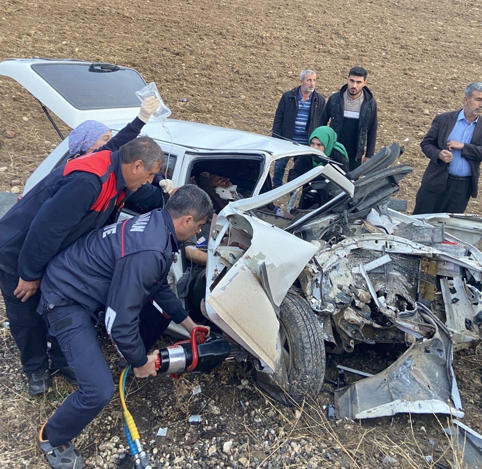 Kamyonet ile otomobil kafa kafaya çarpıştı: 1 ölü, 3 yaralı