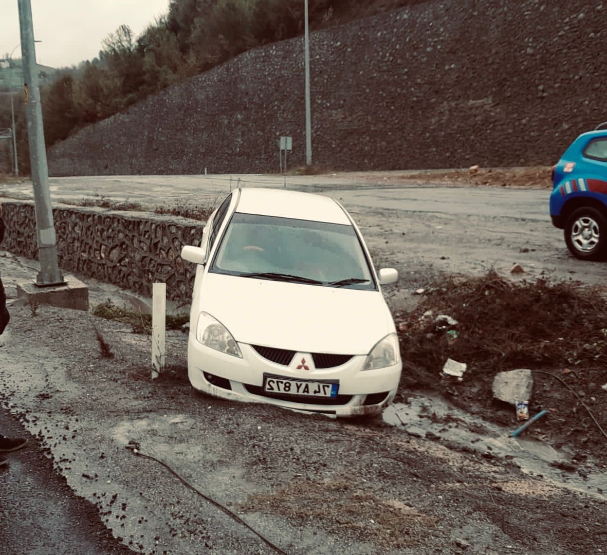 Kontrolden çıkan otomobil kanala düştü