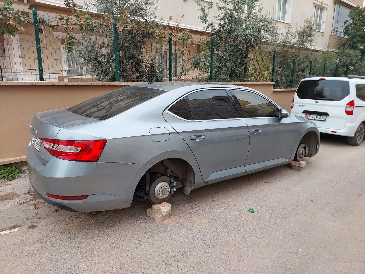 Park halindeki 3 aracın lastikleri jantlarıyla beraber çalındı