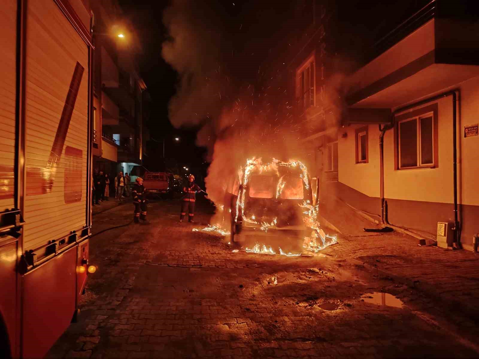 park halindeki minibus alev topuna dondu 6132350 - Marmara Bölge: Balıkesir Son Dakika Haberleri ile Hava Durumu