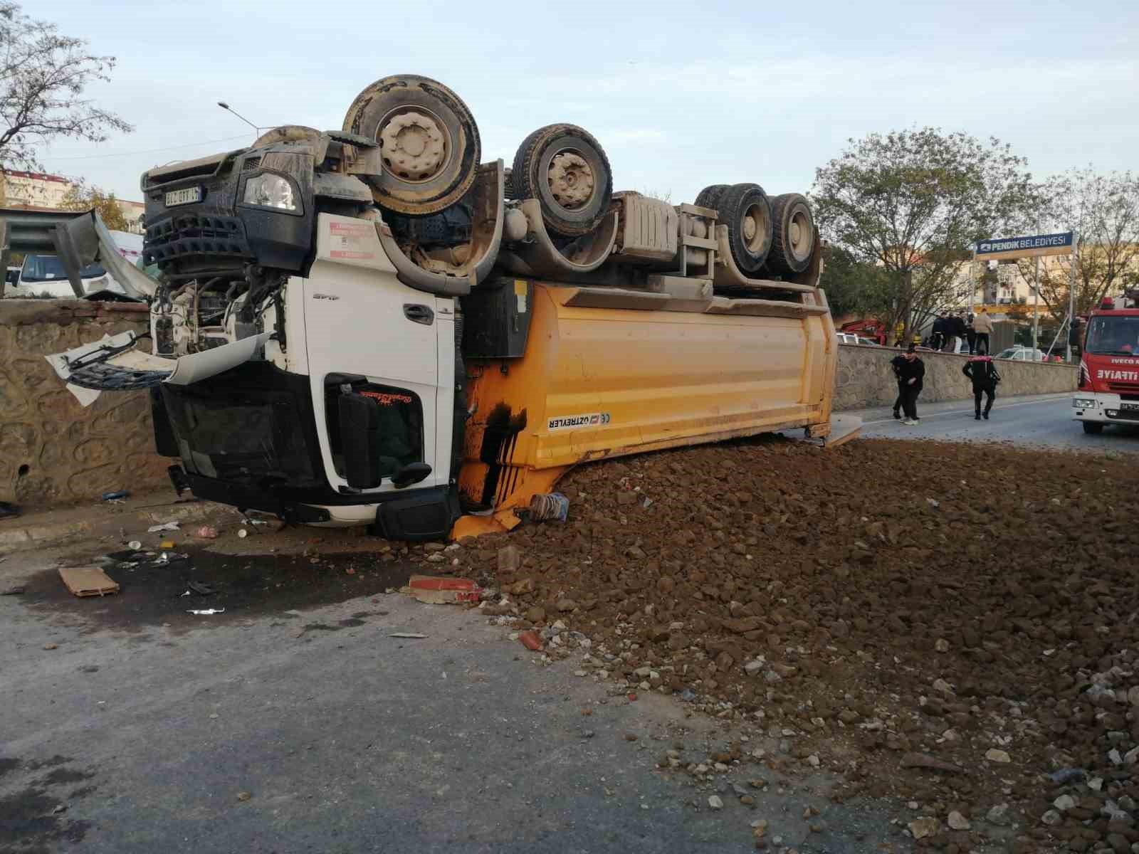 pendikte hafriyat kamyonu bariyerleri asip yola devrildi 1 yarali bce66e4 - Marmara Bölge: Balıkesir Son Dakika Haberleri ile Hava Durumu