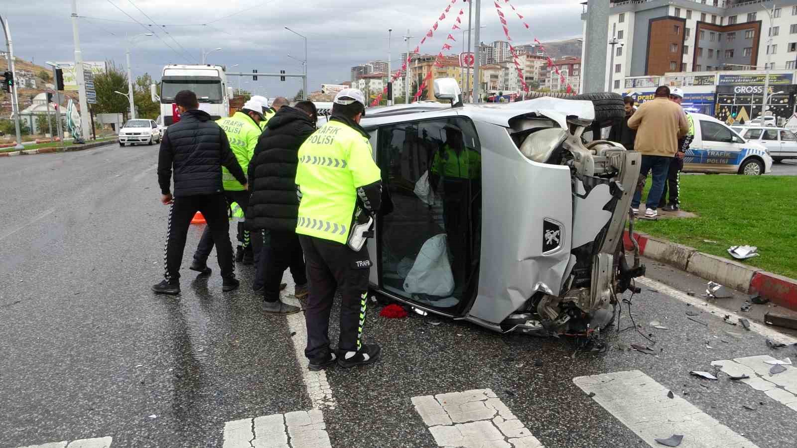 REFÜJE ÇARPARAK DEVRİLEN ARAÇTAN