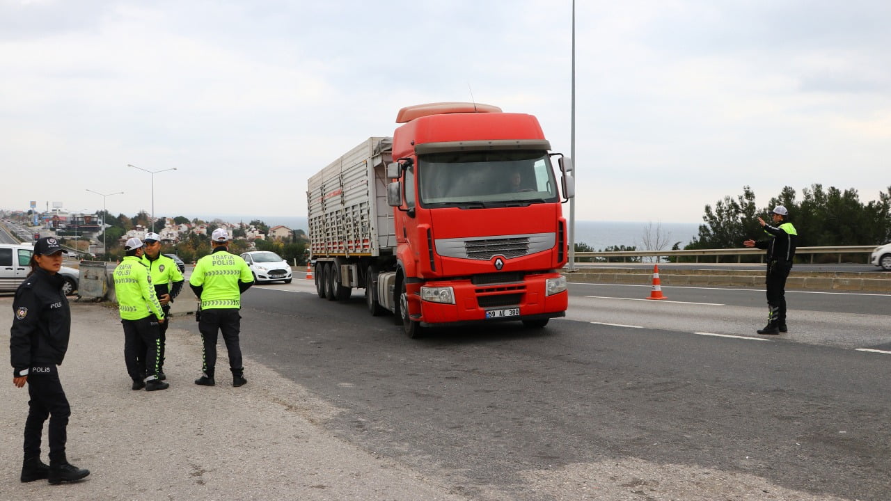 tekirdag da yuk tasiyan aracla 1 - Marmara Bölge: Balıkesir Son Dakika Haberleri ile Hava Durumu