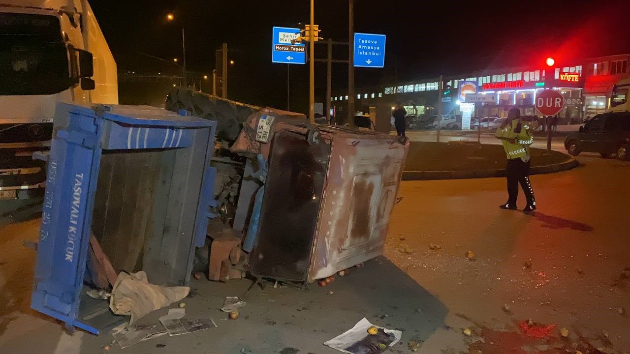 Tokat’ta tır ile traktör çarpıştı: 2 yaralı