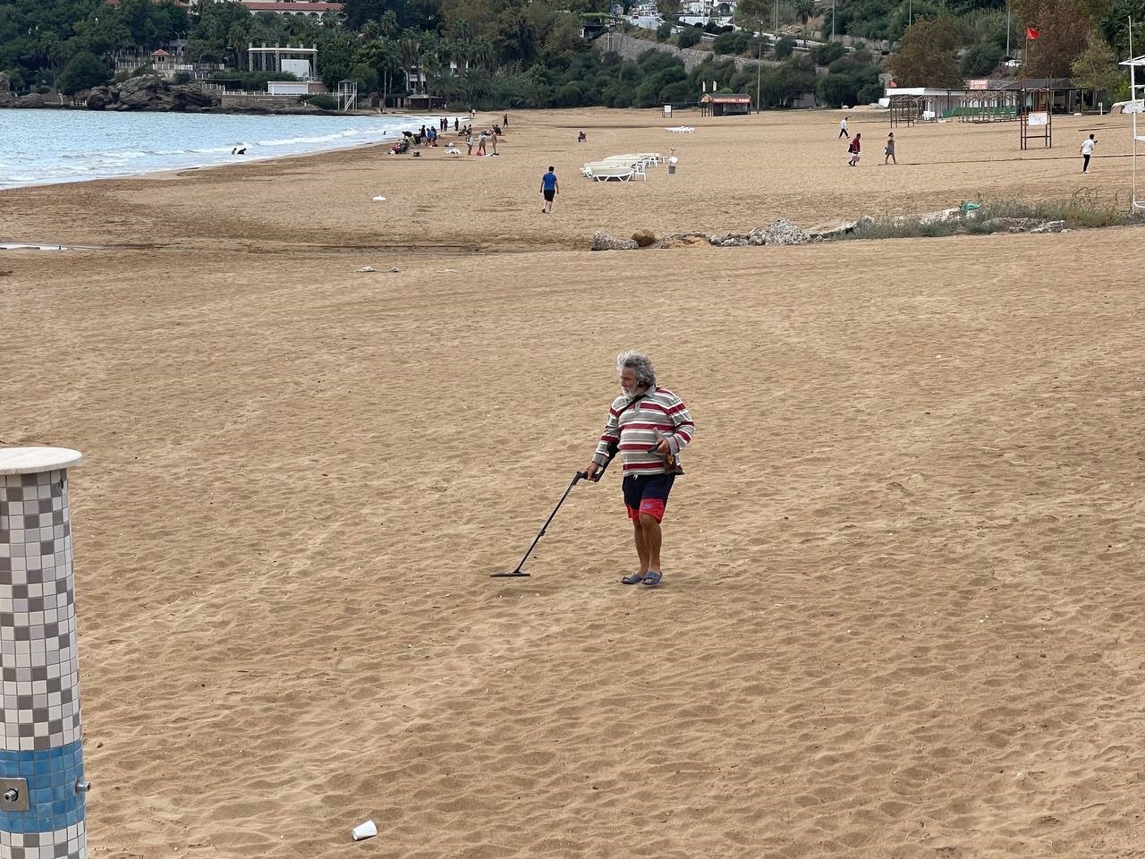 Turistlerin çekildiği plaj define avcılarına kaldı: “Ne bulursak kar”