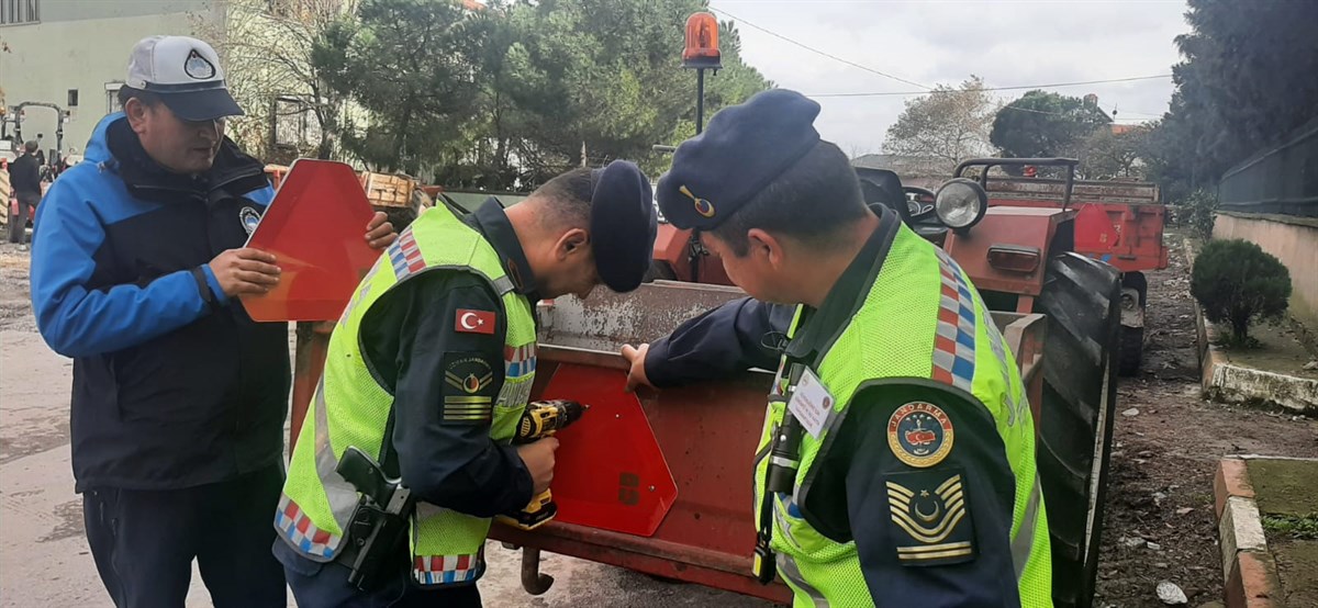 BALIKESİR JANDARMADAN “REFLEKTÖR TAK, GÖRÜNÜR OL”