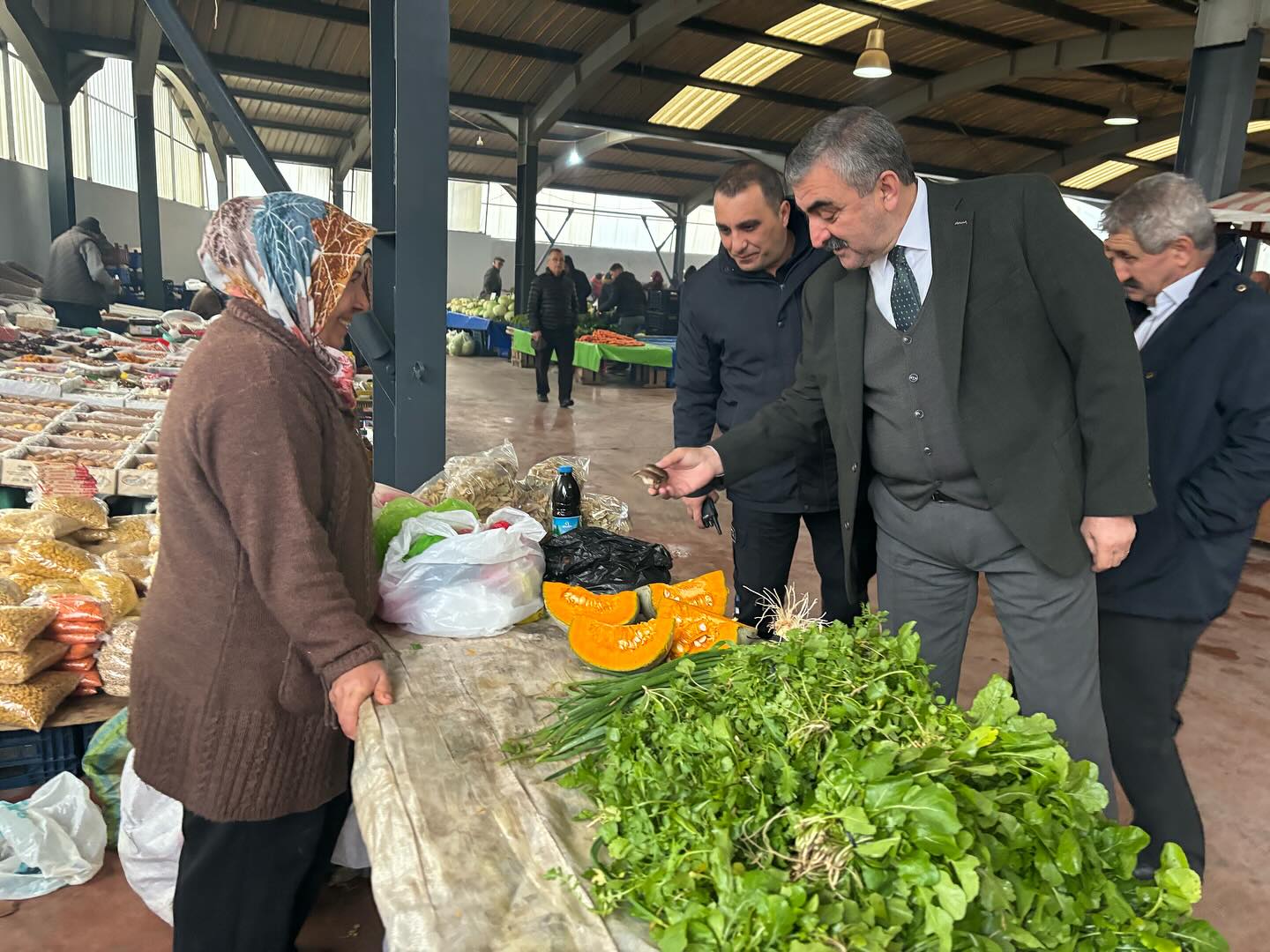 BAŞKAN GAGA İLÇE PAZARINI ZİYARET ETTİ!