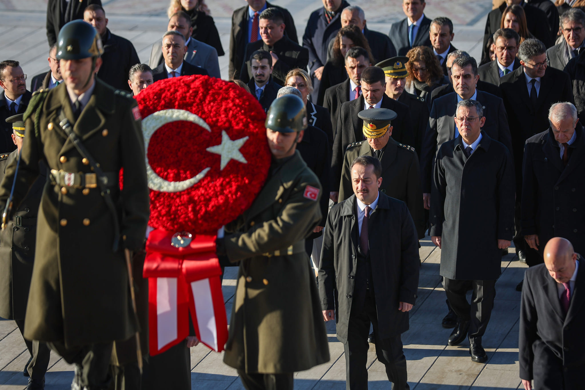 ÖZEL, İSMET İNÖNÜ’YÜ ANMA TÖRENİNE KATILDI