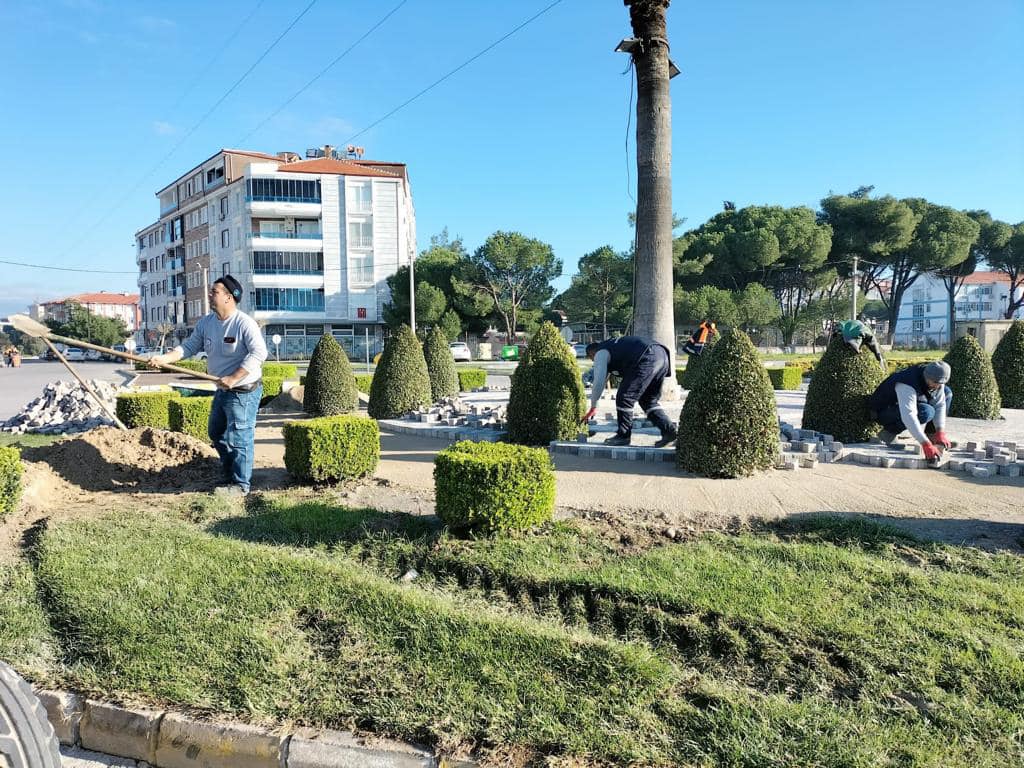 PARK VE BAHÇELERE BAKIM YAPILDI