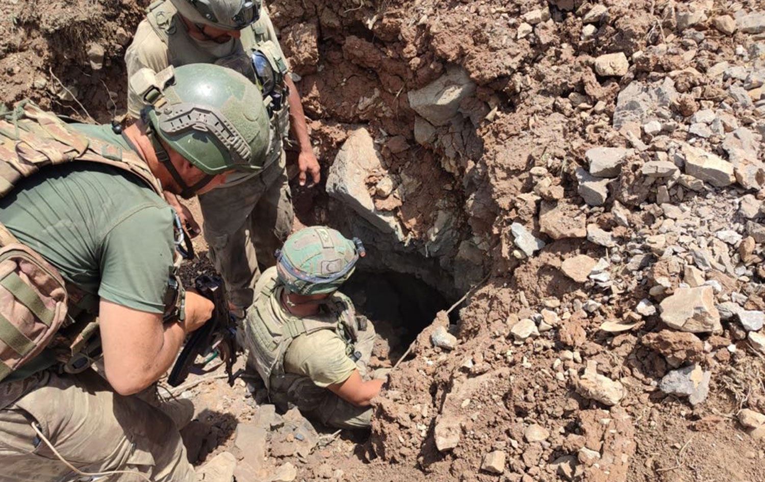 Mehmetçik, Teröristlerin Kullandığı Mağarada Çok Sayıda Malzeme Ele Geçirdi