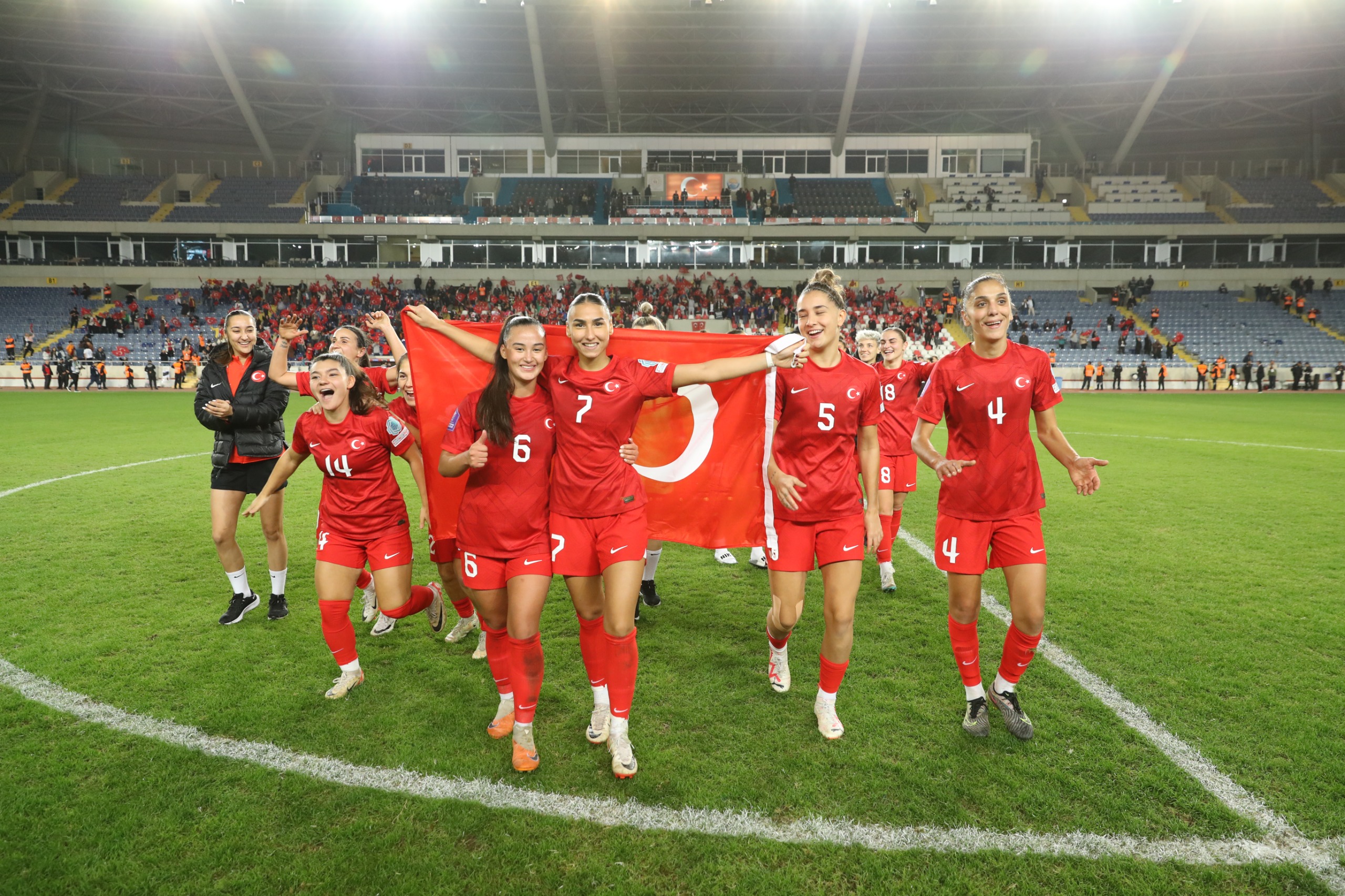 A MİLLİ KADIN FUTBOL TAKIMI ZAFERE DOĞRU