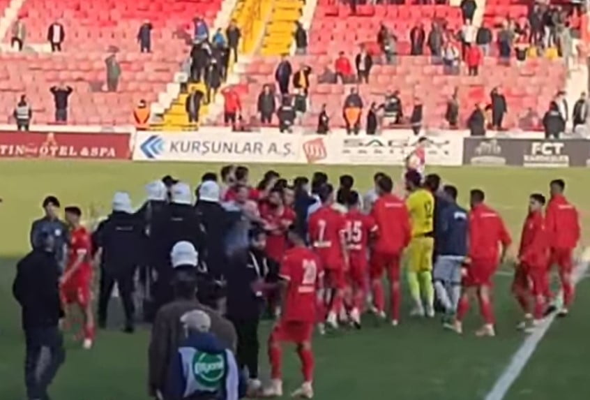 BALIKESİRSPOR FUTBOLCUSU VE YÖNETİCİSİ PFDK’YA SEVK EDİLDİ  