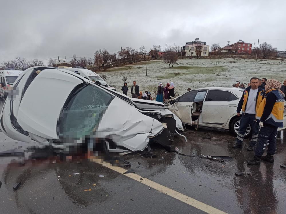 Bingöl’de iki aracın çarpışması