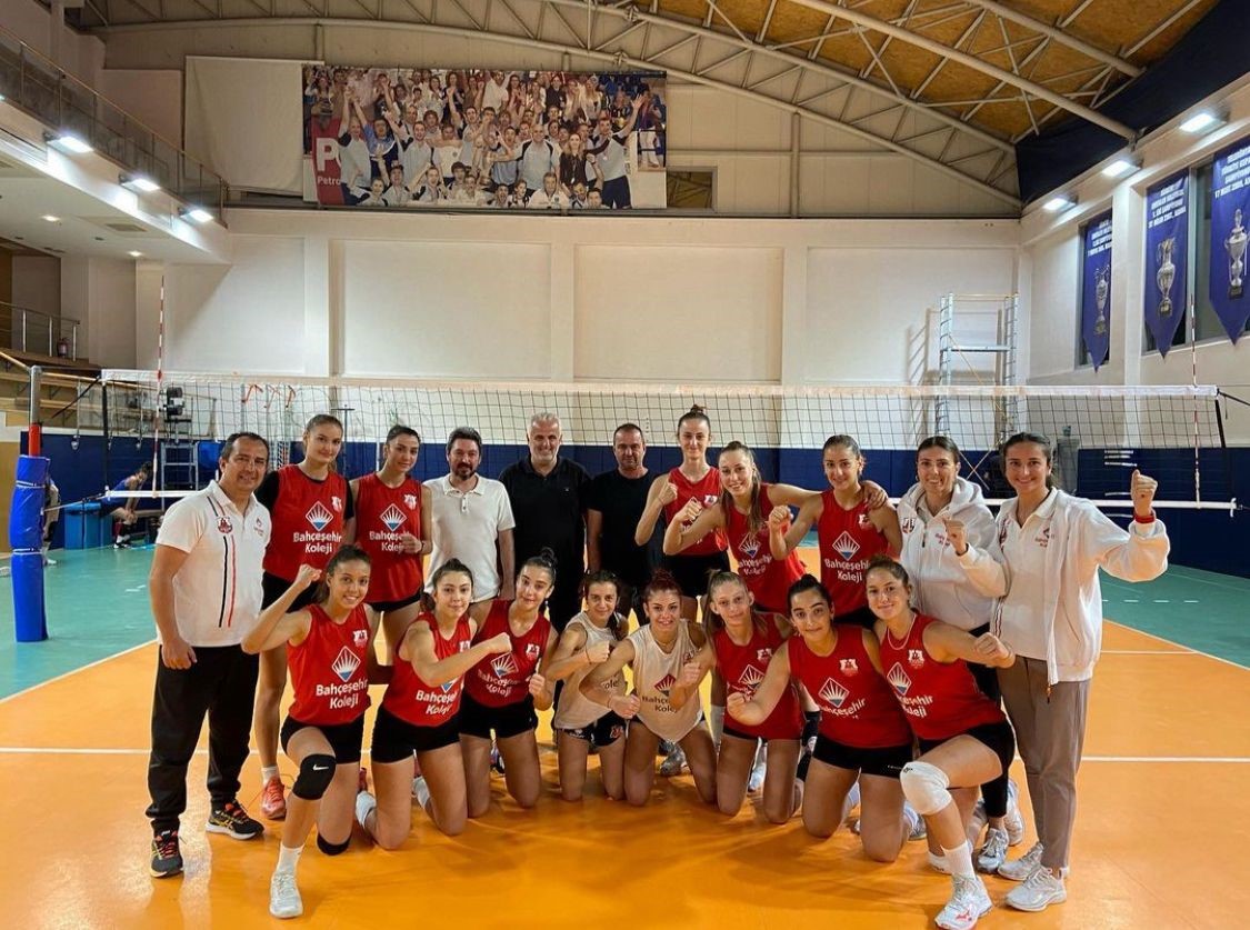 AYVALIKLI VOLEYBOLCULARA İLGİ YOĞUN 