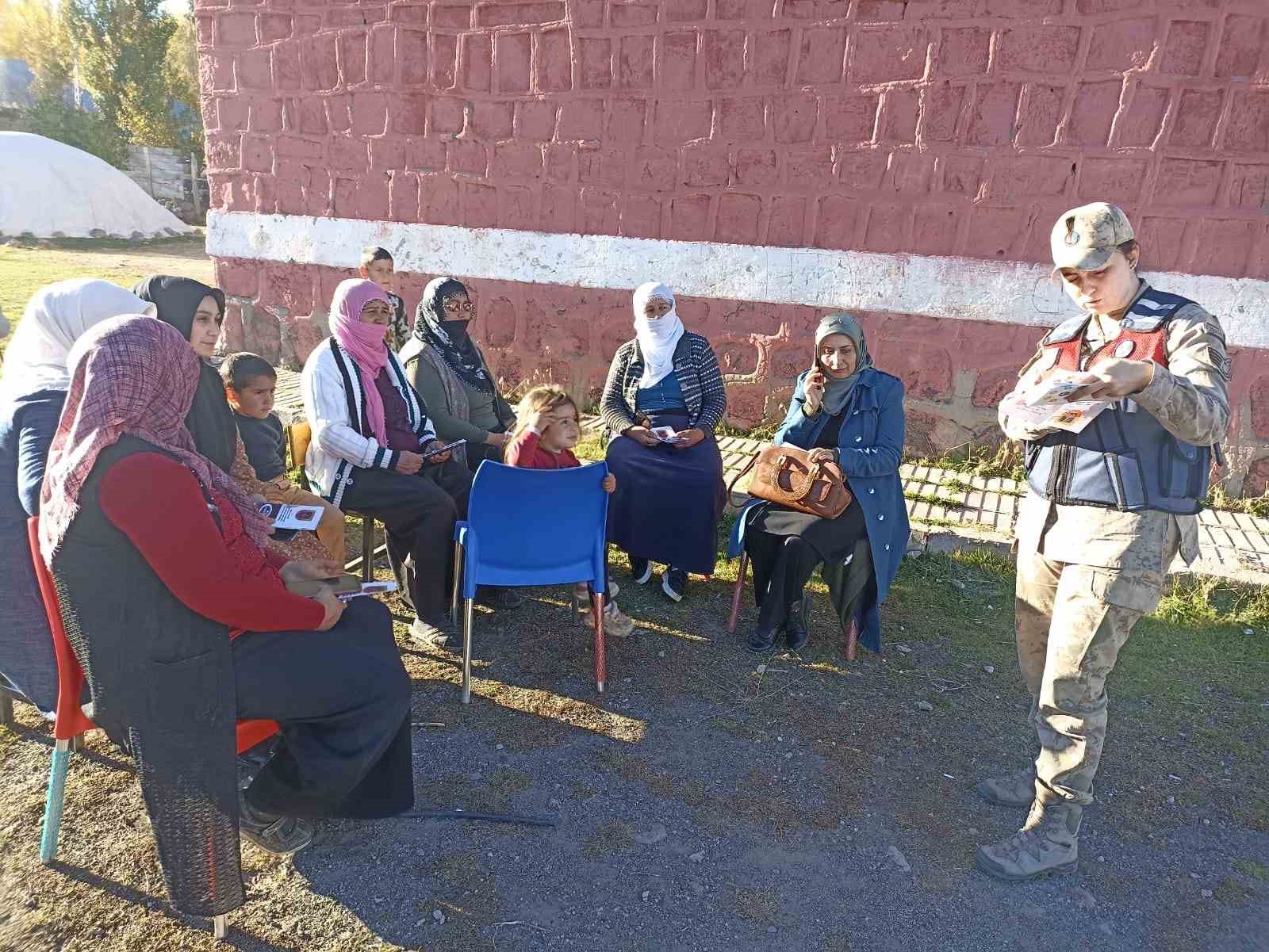 Jandarma personelleri Ağrı’da okulları