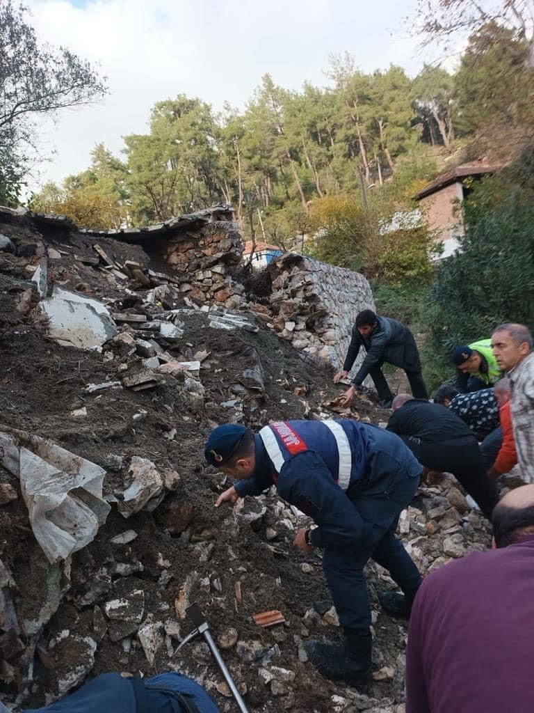 İSTİNAT DUVARI ÇOCUĞUN ÜZERİNE YIKILDI