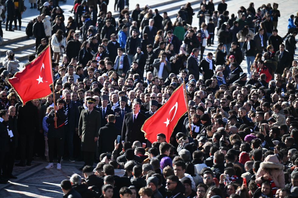 baskanimiz hasan arat ve yonetim kurulumuz ulu onder gazi mustafa kemal ataturkun huzuruna cikti 980 000002 - Marmara Bölge: Balıkesir Son Dakika Haberleri ile Hava Durumu