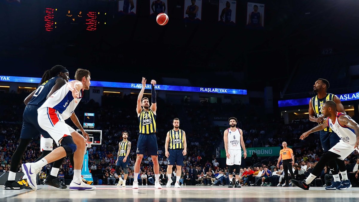 FENERBAHÇE BEKO, ANADOLU EFES MAÇI İÇİN NEFESLER TUTULDU